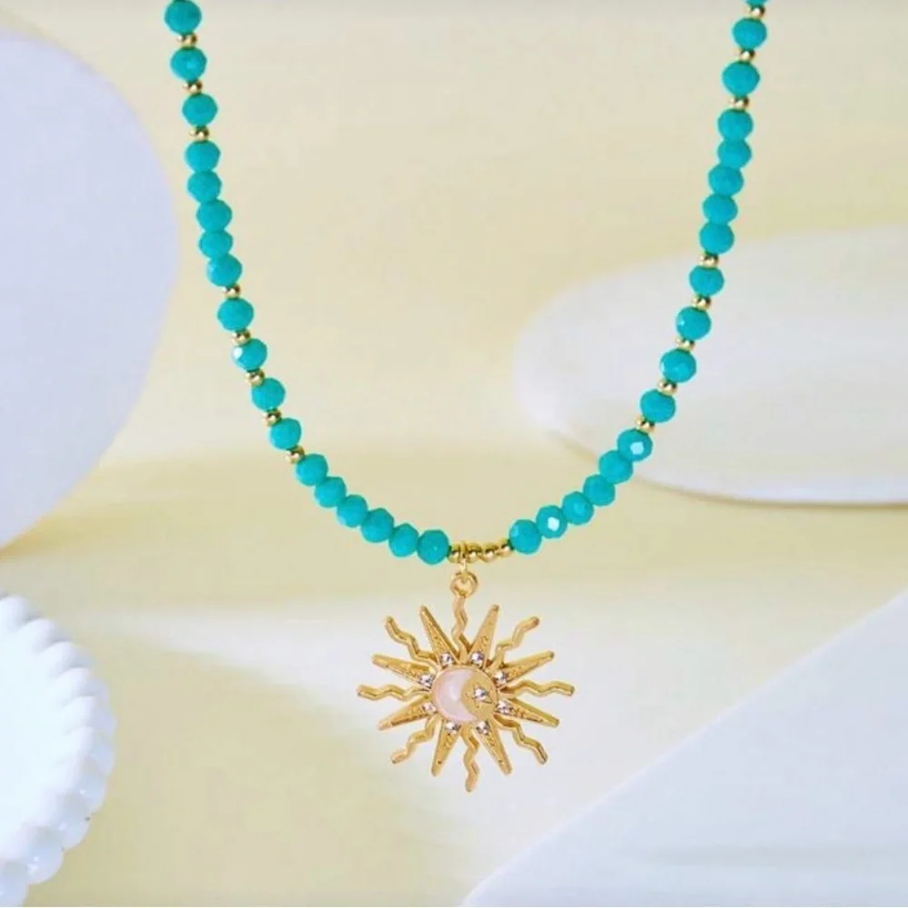 ☀️☀️☀️3 for 12$☀️☀️☀️White and Teal Beaded Necklace with Gold Sun Pendant